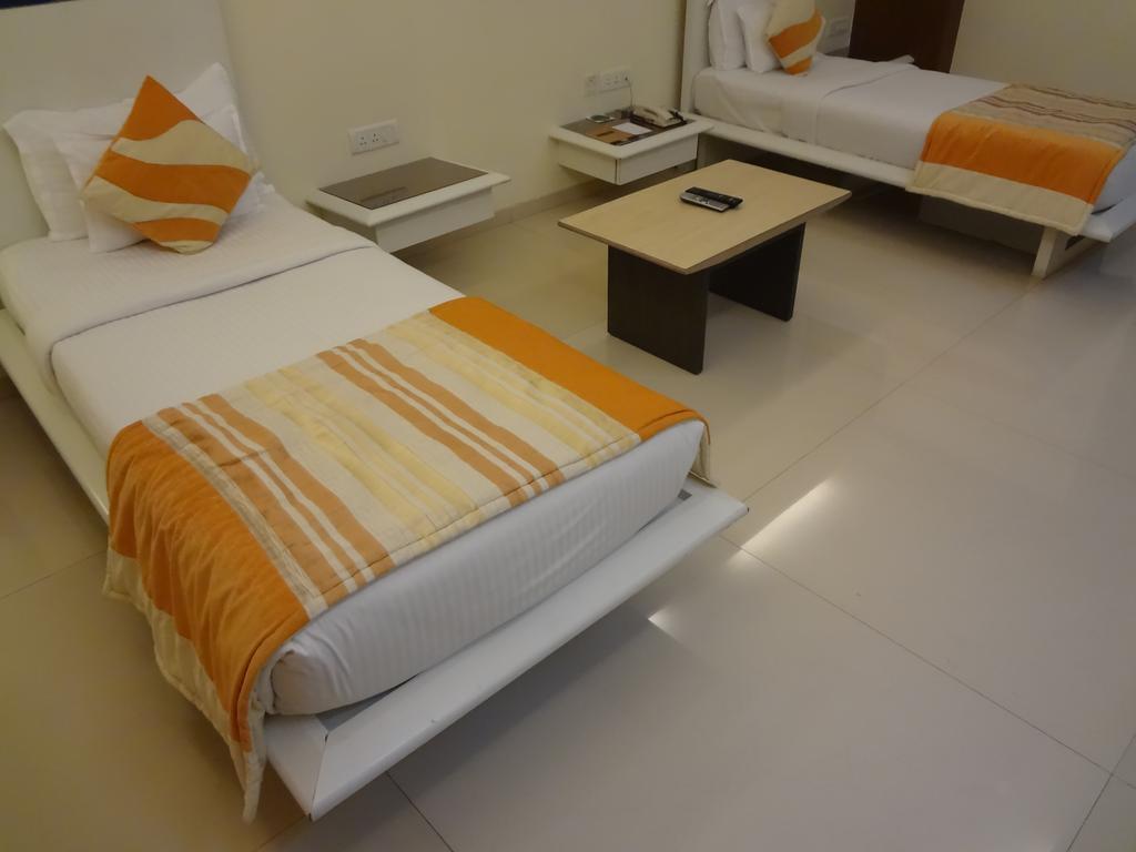 United 21 - Thane Rom bilde
